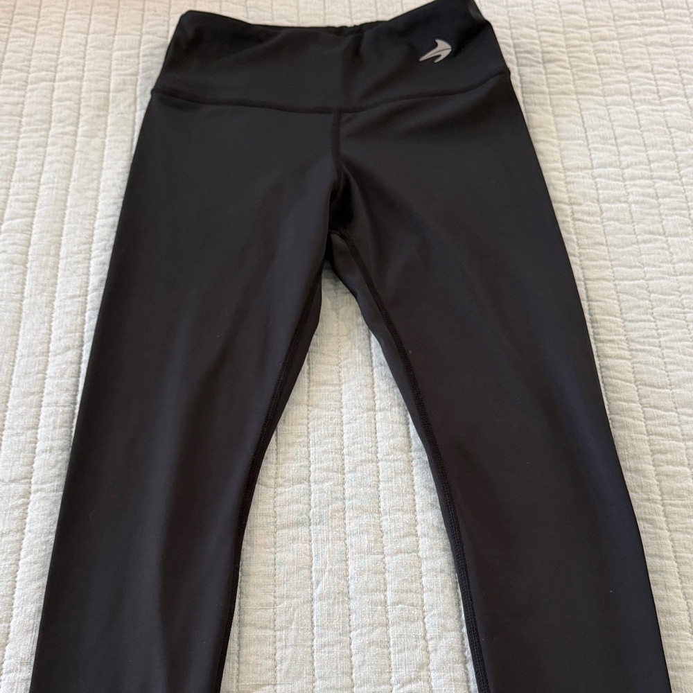 High-Rise Black Performance Leggings with Subtle Logo